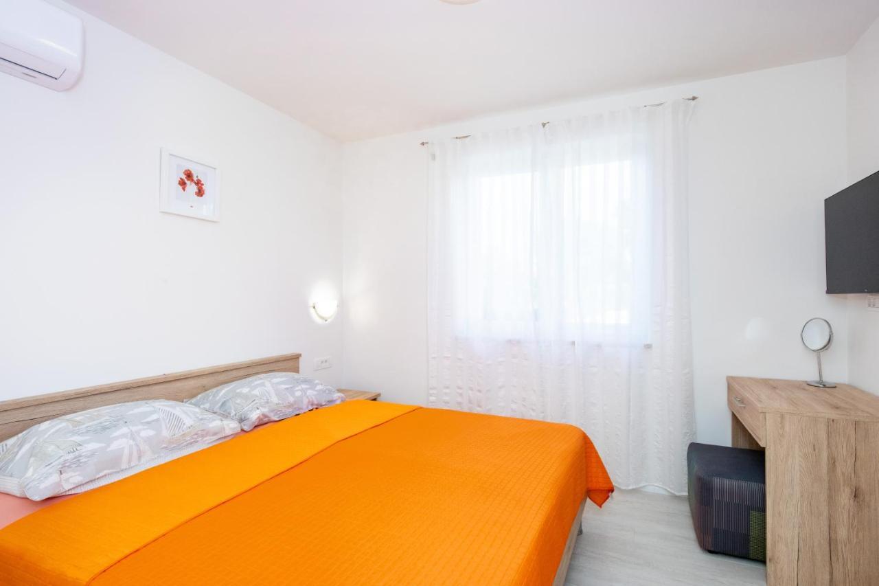 Apartman Ivona U Prizemlju Малинська Екстер'єр фото
