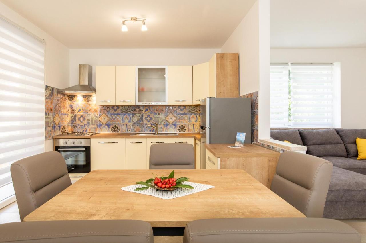 Apartman Ivona U Prizemlju Малинська Екстер'єр фото